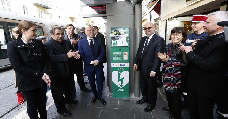 Quai de tramway équipé d¹un défibrillateur